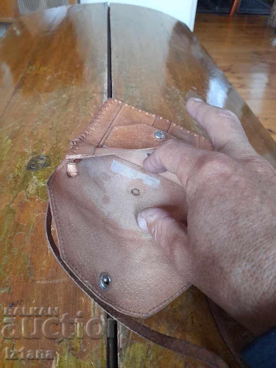 Old leather neck bag - 7