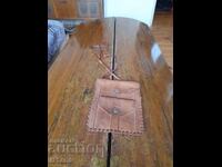 Geantă veche de piele pentru gât