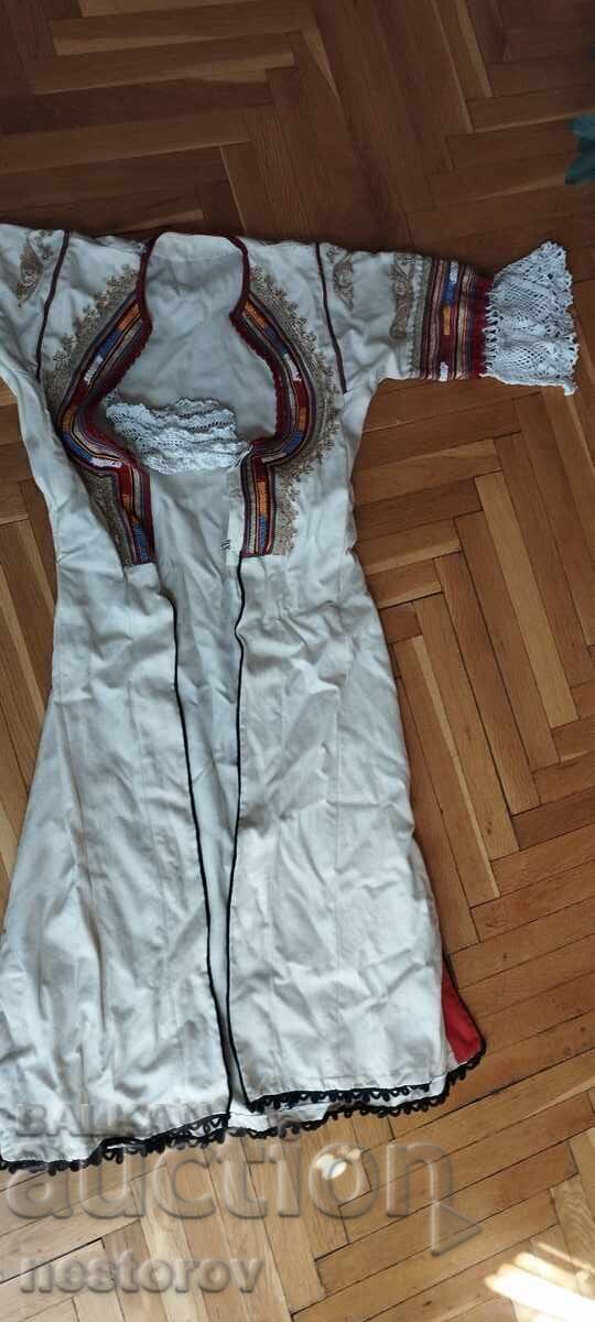 COSTUM POPULAR ALB DE SÂRMĂ, PERNIC cu preț € 50.00 | 97.79 BGN