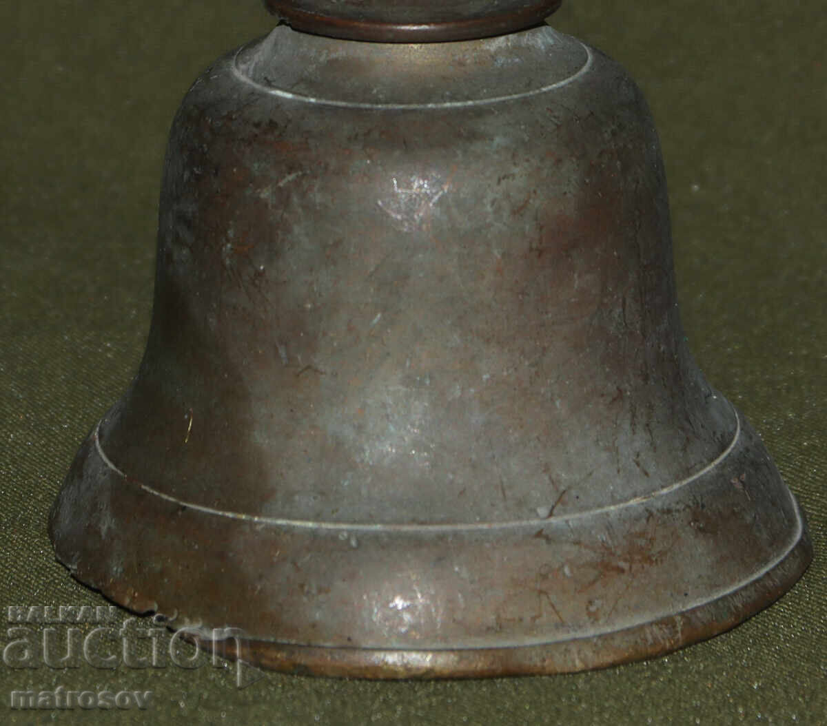 Clopot de bronz vechi cu mâner cu preț 150.00 BGN | € 76.69 Clopot de bronz vechi cu mâner cu preț 150.00 BGN | € 76.69