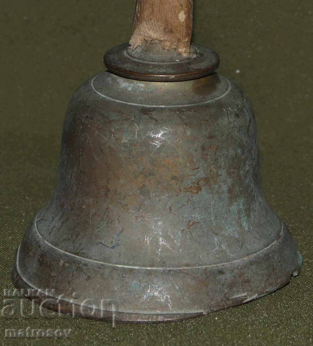 Livrarea Clopot de bronz vechi cu mâner Livrarea Clopot de bronz vechi cu mâner