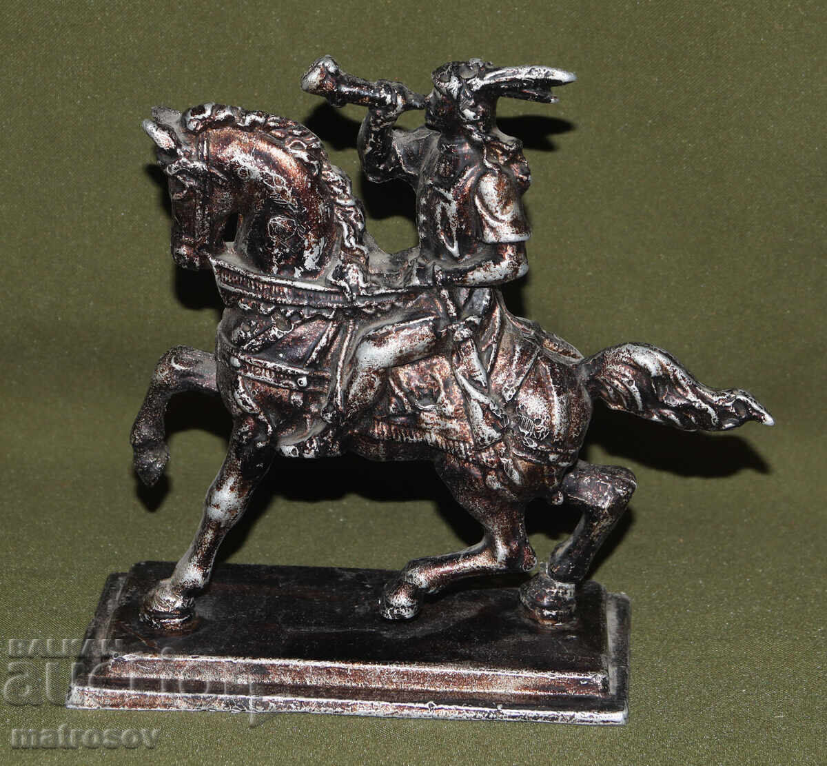 Sculptură metalică Vânător cu corn cu preț 200.00 BGN | € 102.26