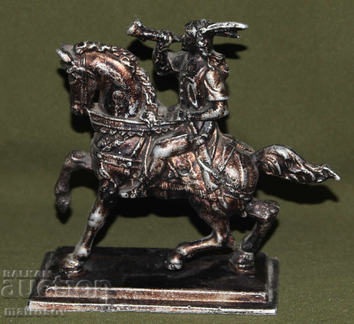 Sculptură metalică Vânător cu corn