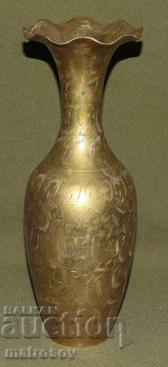 Vază decorativă din alamă, decorație florală cu preț 140.00 BGN | € 71.58