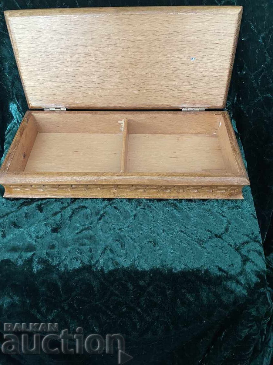 Licitație Cutie - 22/10/5 cm, sculptură în lemn Licitație Cutie - 22/10/5 cm, sculptură în lemn