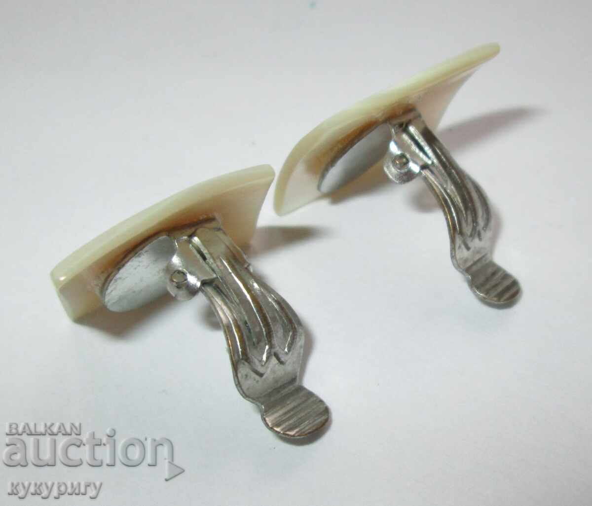 Cercei vechi de damă sidef, cu clips cu preț 15.00 BGN | € 7.67