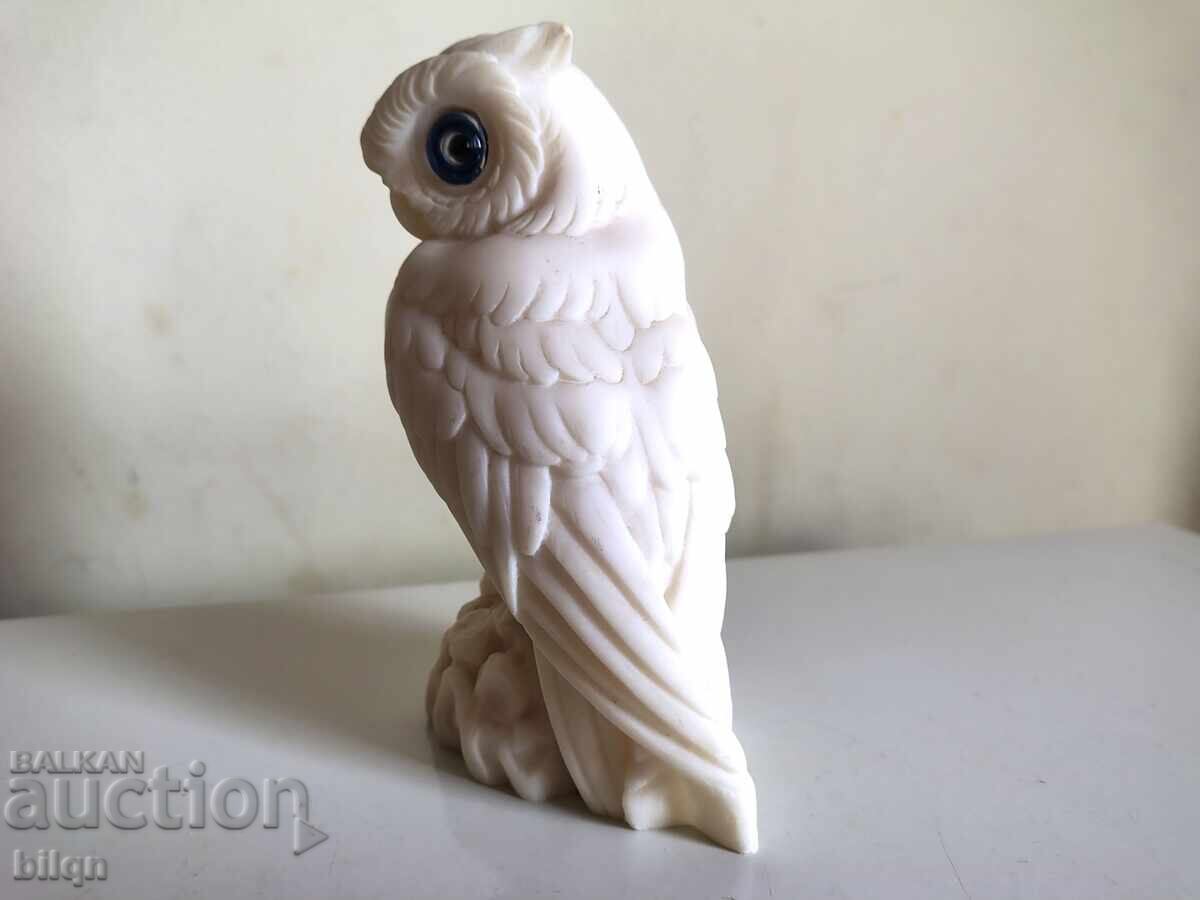 Auction  Beautiful Alabaster Figurine - Snowy Owl