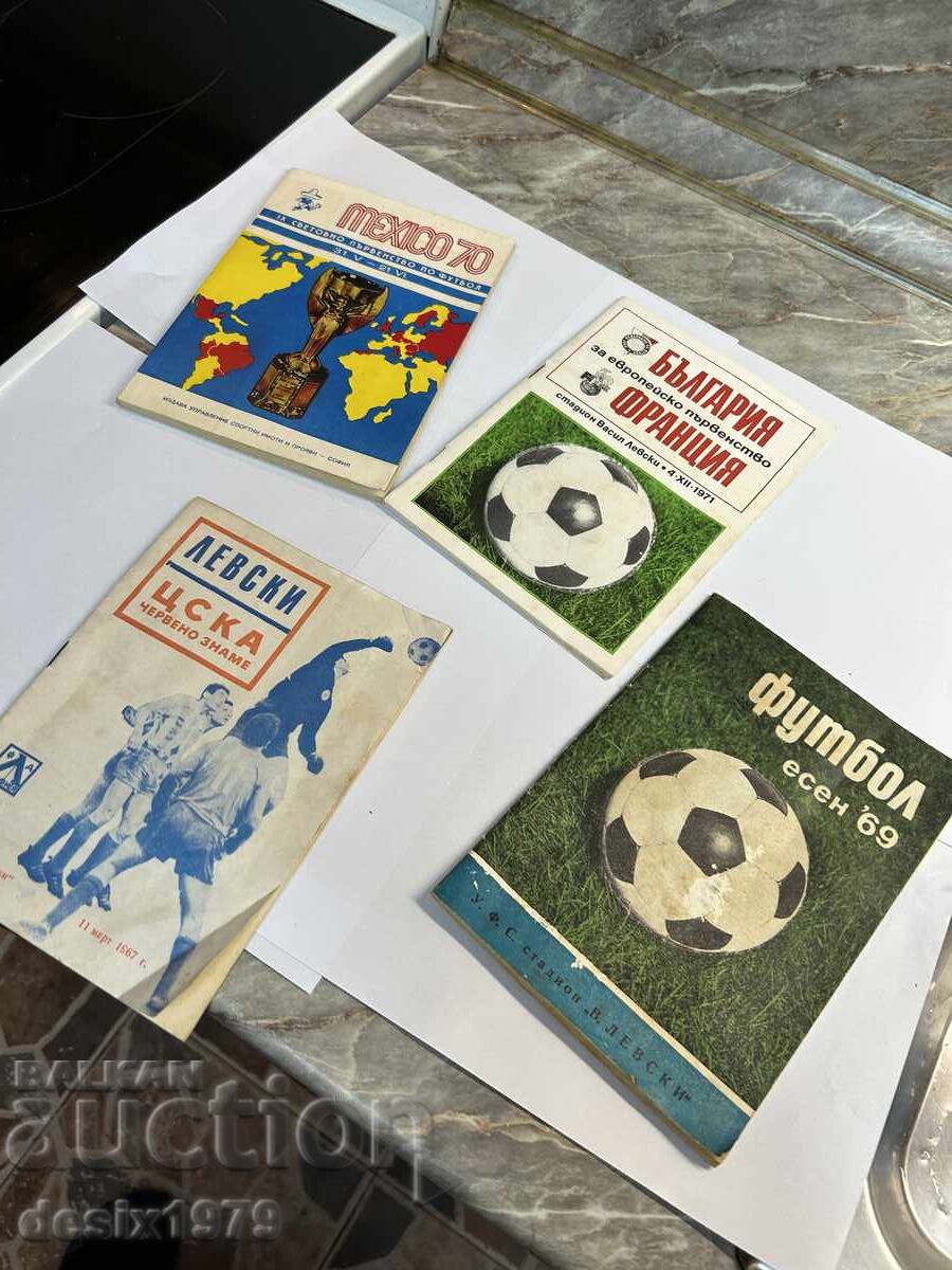 Collectible football programs, magazines, etc. - 4 pieces - 6 Collectible football programs, magazines, etc. - 4 pieces - 6