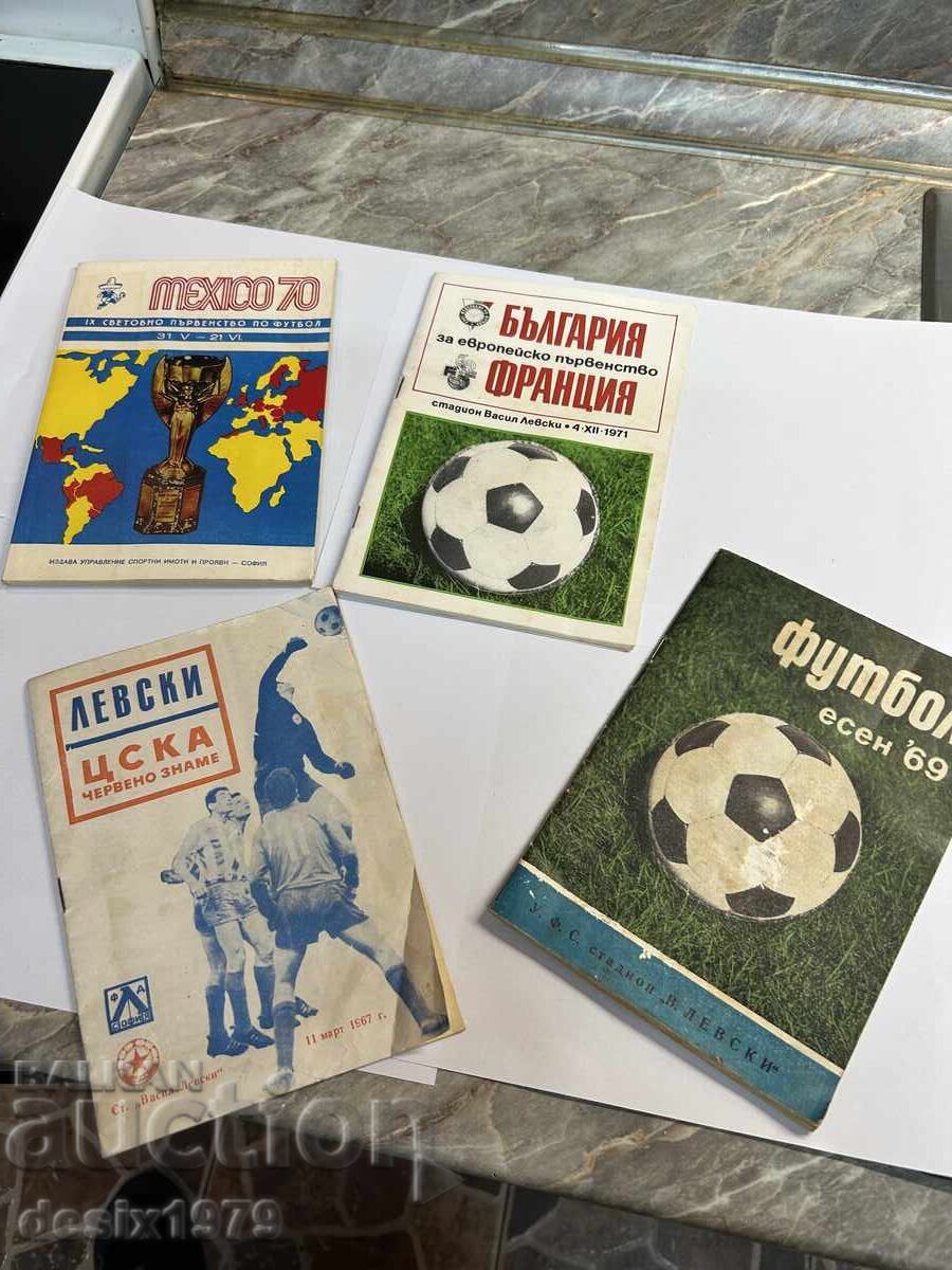 Collectible football programs, magazines, etc. - 4 pieces Collectible football programs, magazines, etc. - 4 pieces