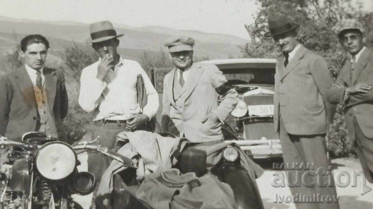 Снимка Галичникъ Мъже с реттро мотор и лек автомобил с цена 3.45 лв. | € 1.76