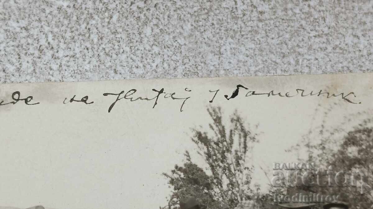 Аукцион Снимка Галичникъ Мъже с реттро мотор и лек автомобил