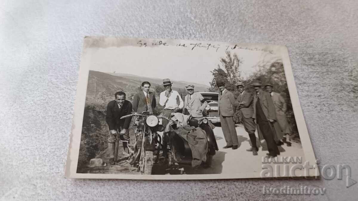 Φωτογραφία Γαλήτσνικ, άνδρες με ρετρό μοτοσυκλέτα και αυτοκίνητο