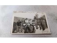 Φωτογραφία Γαλικίου Άνδρες με ρετρό μοτοσυκλέτα και ελαφρύ αυτοκίνητο