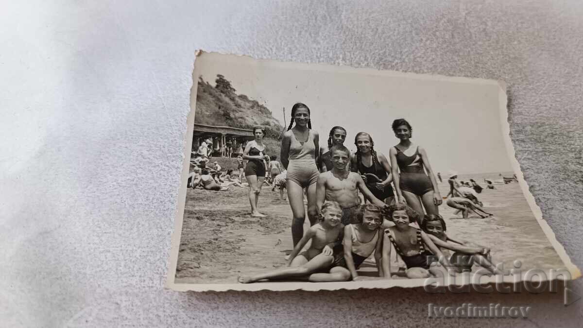 Photo Boys and girls on the beach Photo Boys and girls on the beach