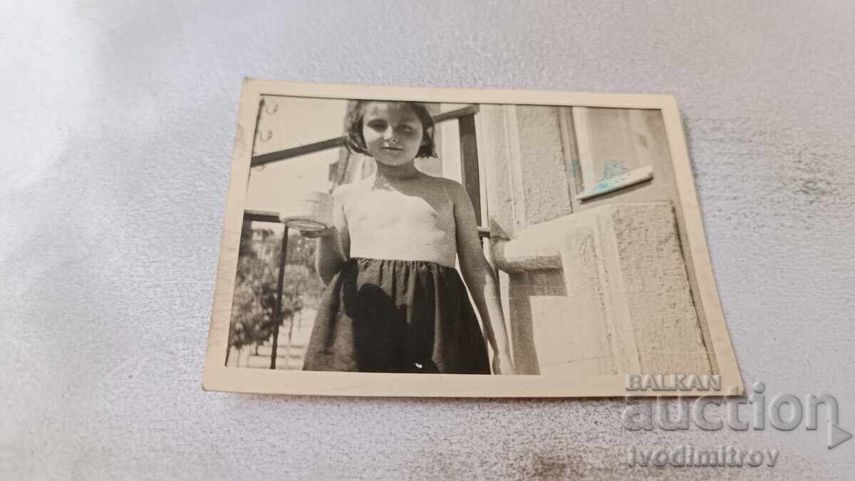 Fotografie Sofia Fetiță pe balcon 1941 Fotografie Sofia Fetiță pe balcon 1941
