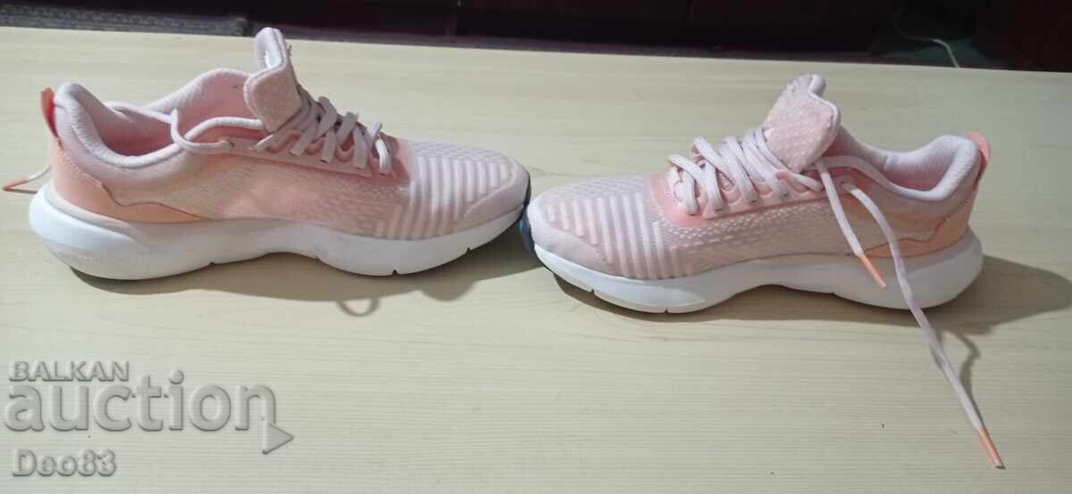 Γυναικεία αθλητικά παπούτσια Decathlon με τιμή 25.00 BGN | € 12.78