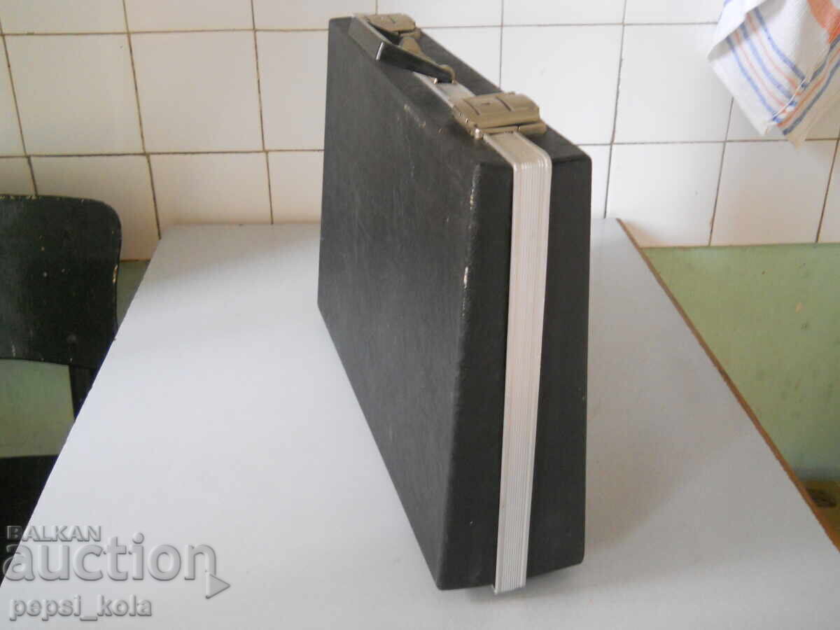 Старо дипломатическо куфарче с цена € 23.01 | 45.00 лв. Старо дипломатическо куфарче с цена € 23.01 | 45.00 лв.