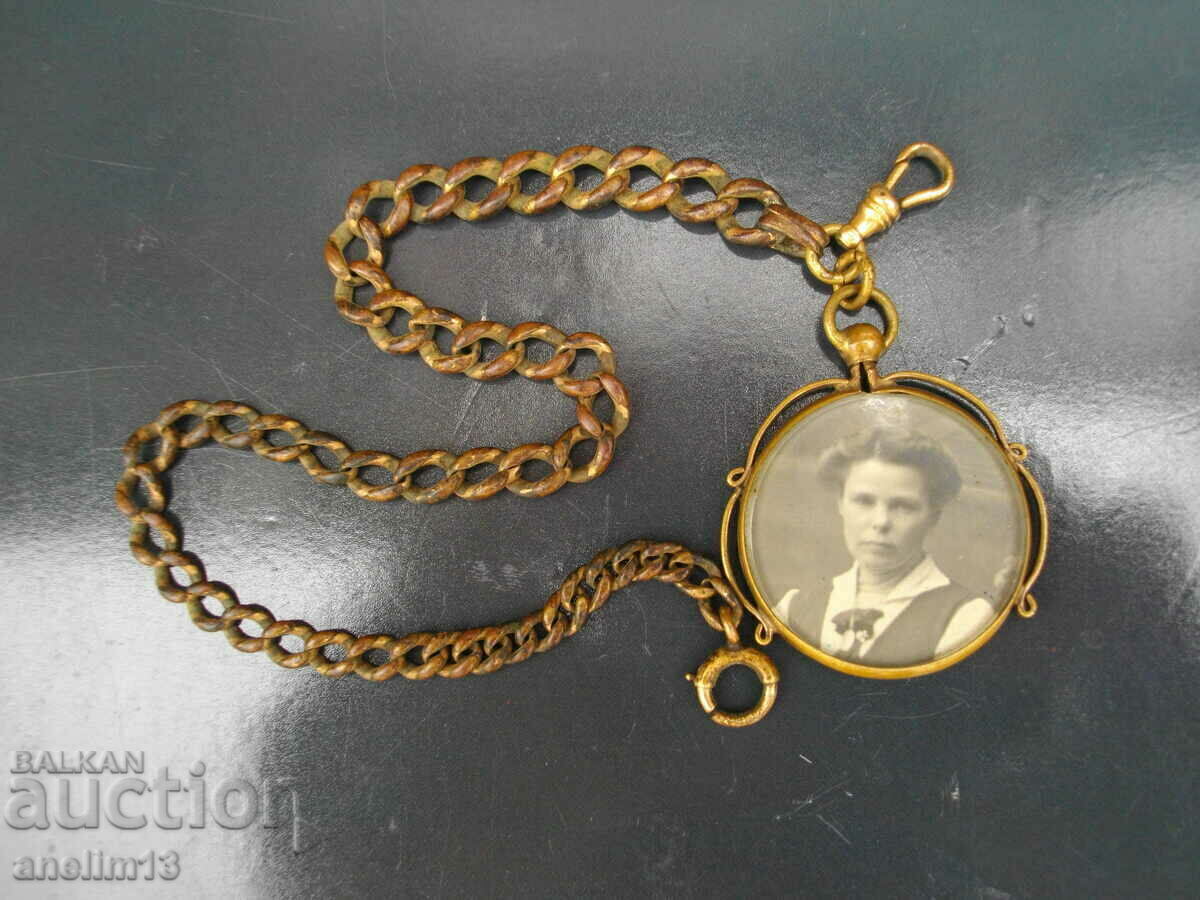 O CUTIE VECHE DE AUR CU PENDANT POZ cu preț 70.00 BGN | € 35.79