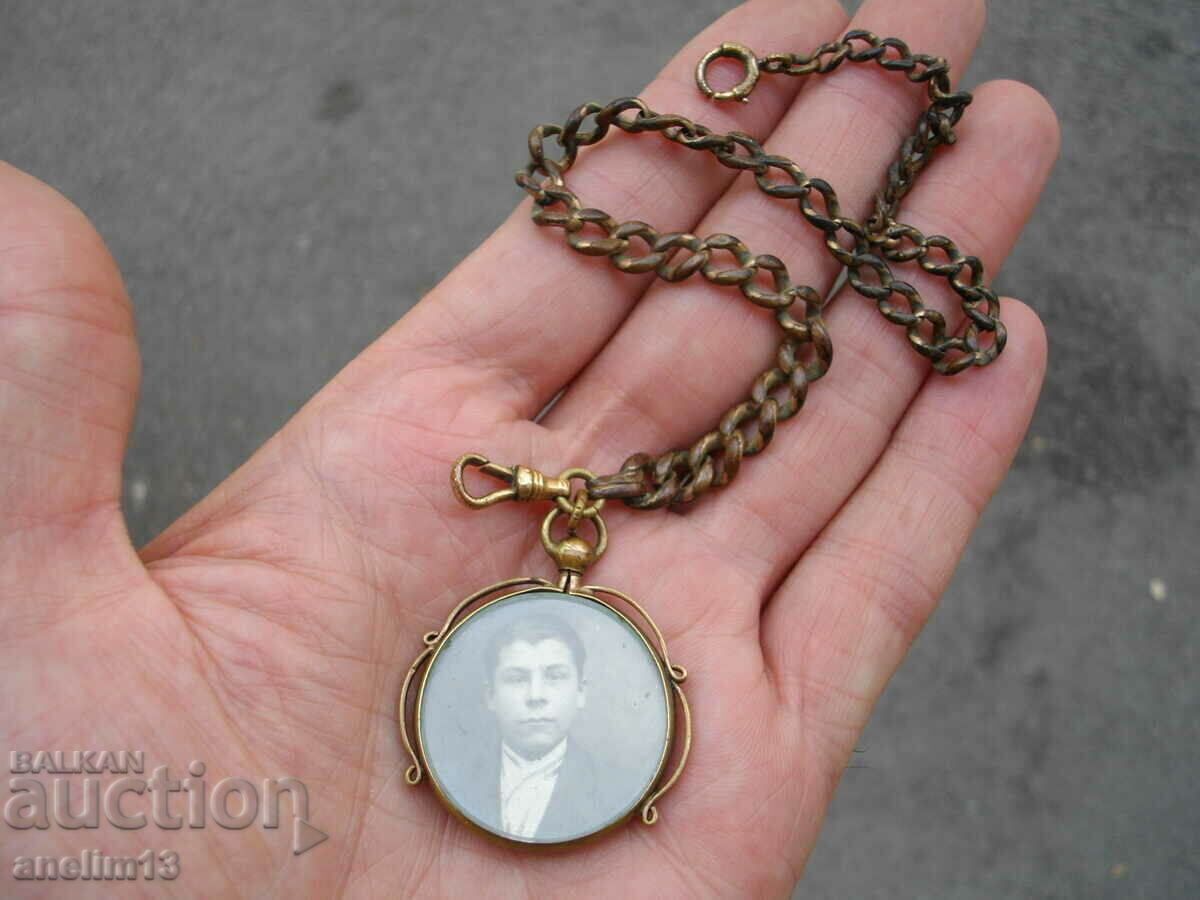 Auction  AN OLD GOLD BOX WITH PICTURE PENDANT