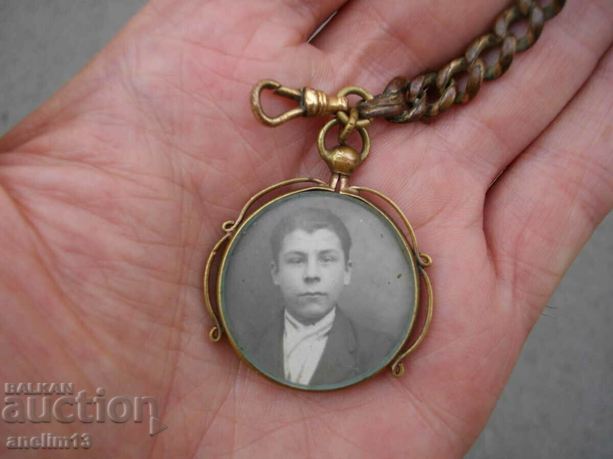 Delivery of AN OLD GOLD BOX WITH PICTURE PENDANT