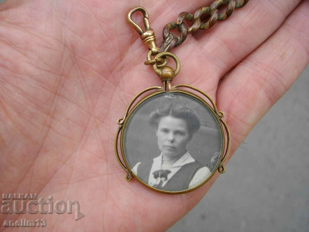 AN OLD GOLD BOX WITH PICTURE PENDANT - 5