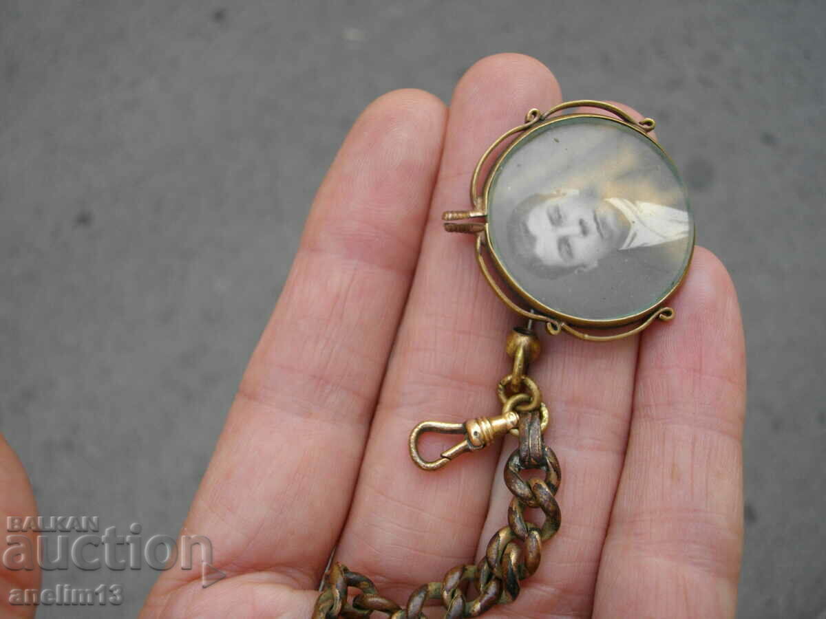 AN OLD GOLD BOX WITH PICTURE PENDANT - 7