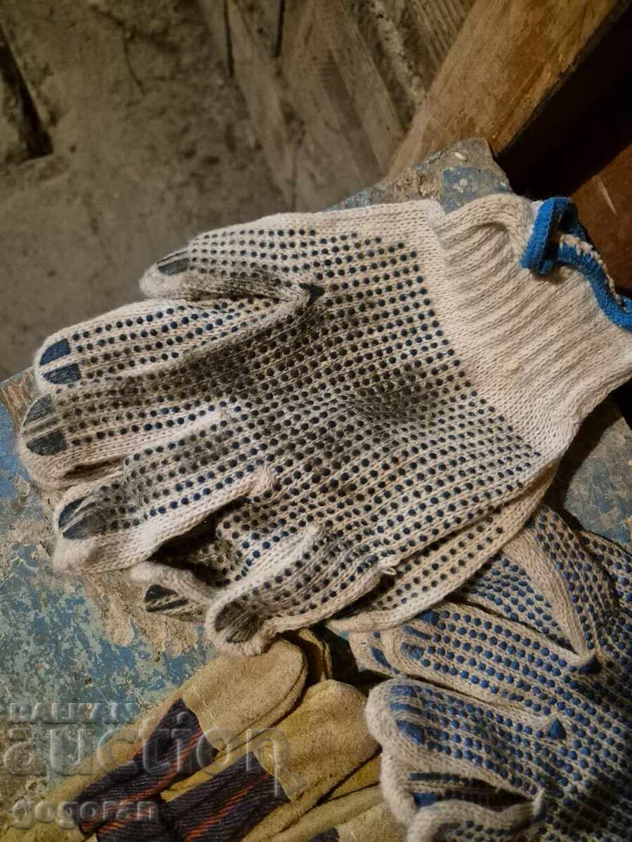 Work gloves with price 5.50 BGN | € 2.81 Work gloves with price 5.50 BGN | € 2.81