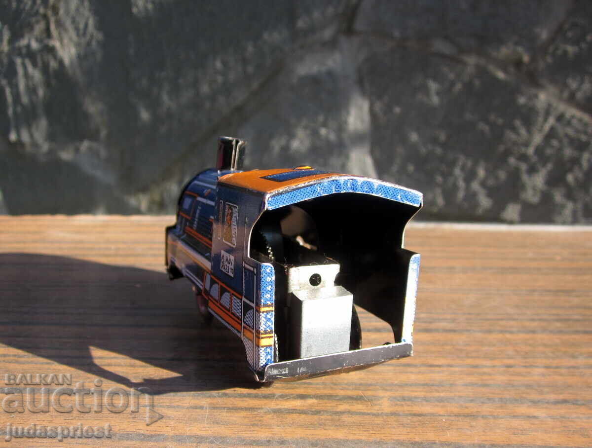 Παράδοση Παλιό μηχανικό μεταλλικό παιχνίδι από λαμαρίνα, ατμομηχανή από την εποχή του σοσιαλισμού Παράδοση Παλιό μηχανικό μεταλλικό παιχνίδι από λαμαρίνα, ατμομηχανή από την εποχή του σοσιαλισμού