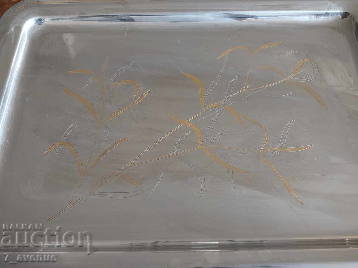 Μεγάλο, παλιό, στιβαρό δίσκος, λουλούδια, φύλλα, με σήμανση 19.10.2025 με τιμή 69.00 BGN | € 35.28