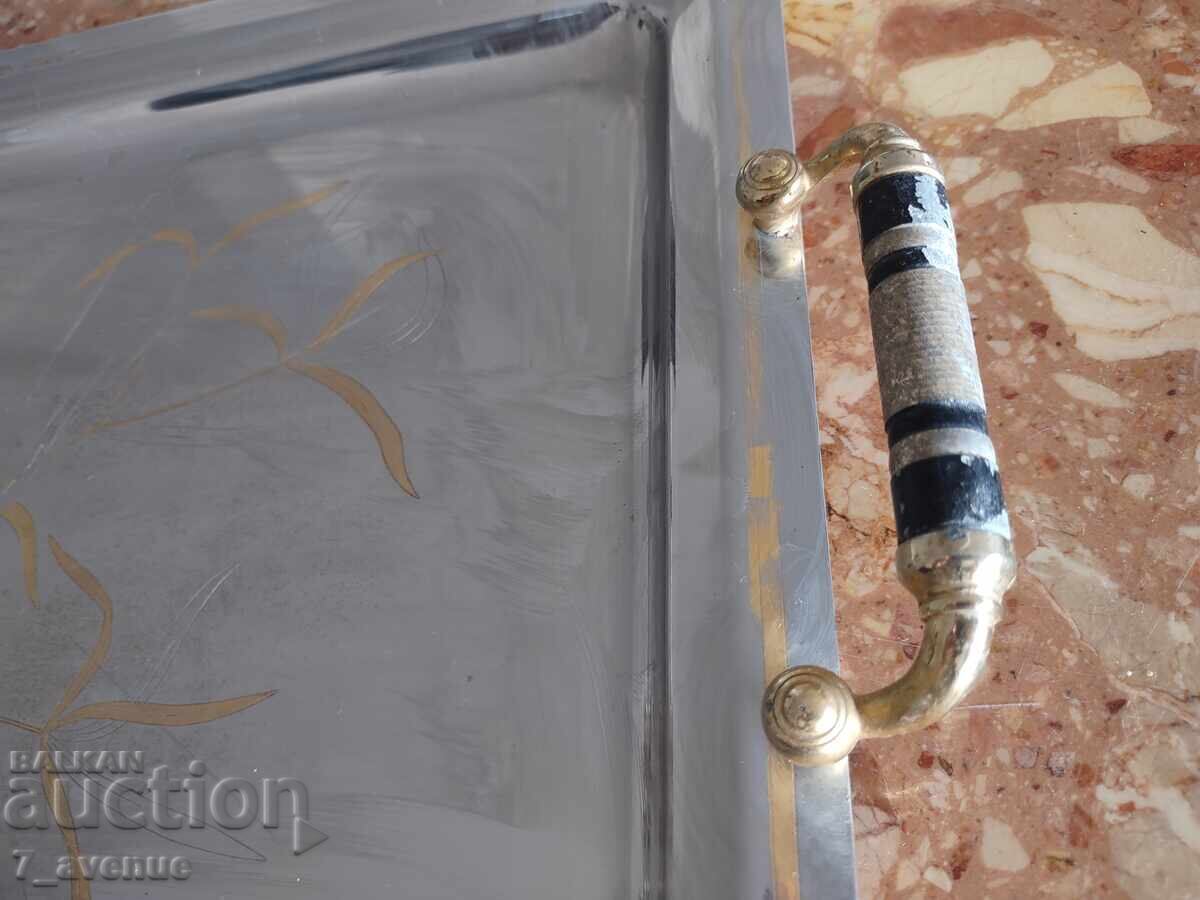 Παράδοση Μεγάλο, παλιό, στιβαρό δίσκος, λουλούδια, φύλλα, με σήμανση 19.10.2025