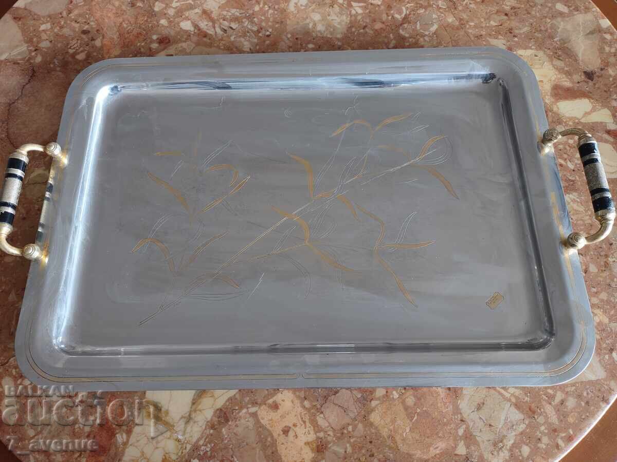 Μεγάλο, παλιό, στιβαρό δίσκος, λουλούδια, φύλλα, με σήμανση 19.10.2025