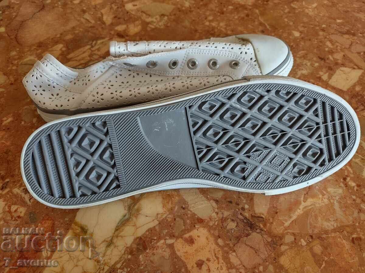 Delivery of Sports canvas shoes, size 42, new, 19.10.2025