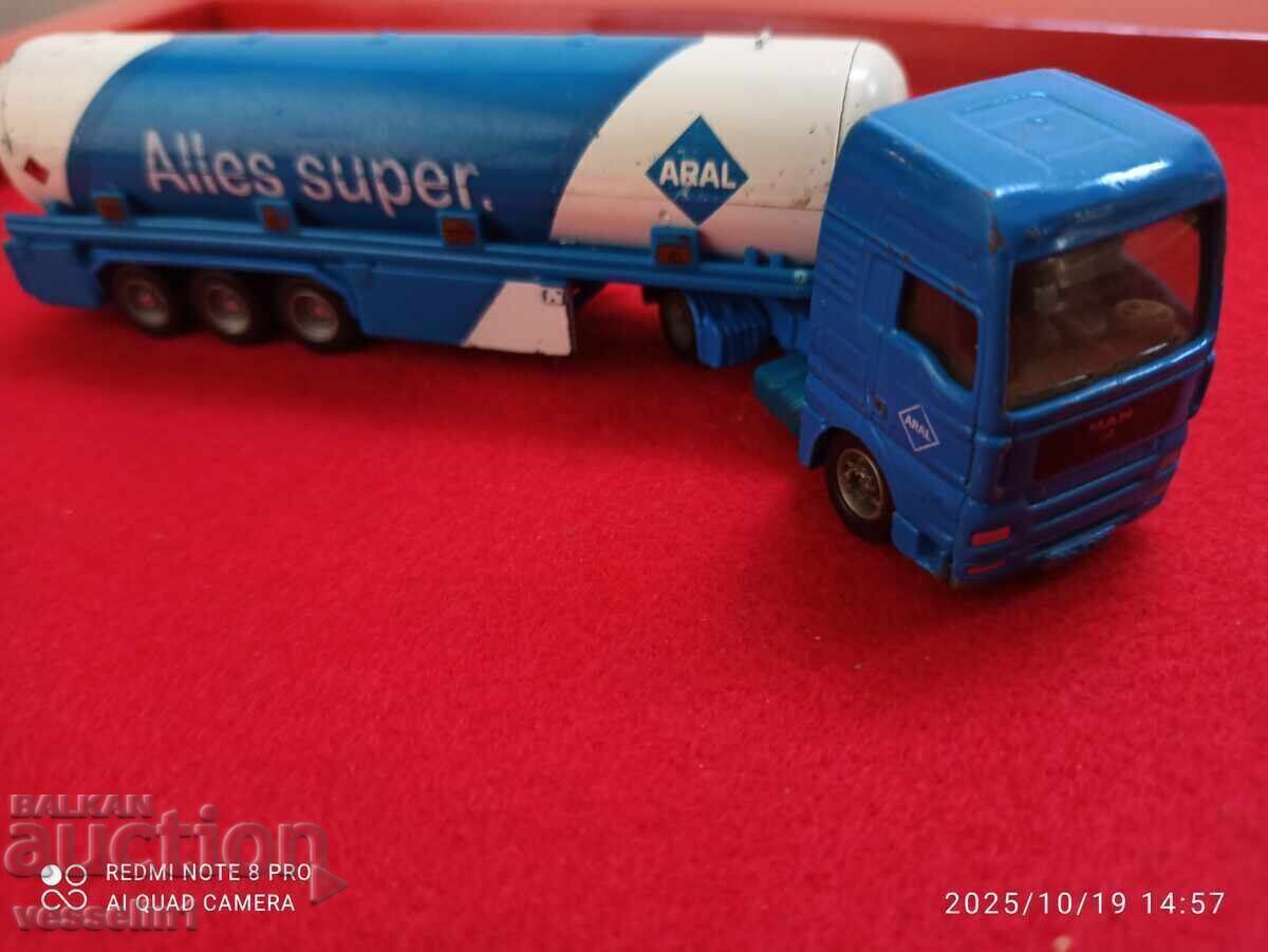 Camion vechi de jucărie 1/87 siku MAN cisternă cu preț € 11.00 | 21.51 BGN