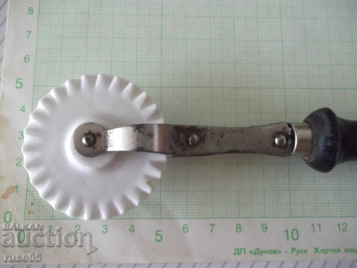 Dough cutter with porcelain disc and wooden handle with price 20.00 BGN | € 10.23