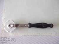 Cuțit de tăiat aluat cu disc de porțelan și mâner de lemn