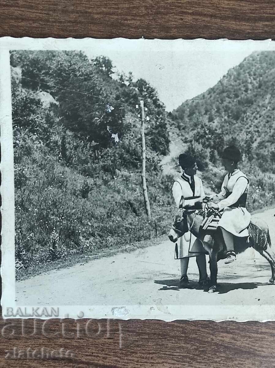 Пощенска карта Царство България - Селяни от Трънско с цена 25.00 лв. | € 12.78 Пощенска карта Царство България - Селяни от Трънско с цена 25.00 лв. | € 12.78