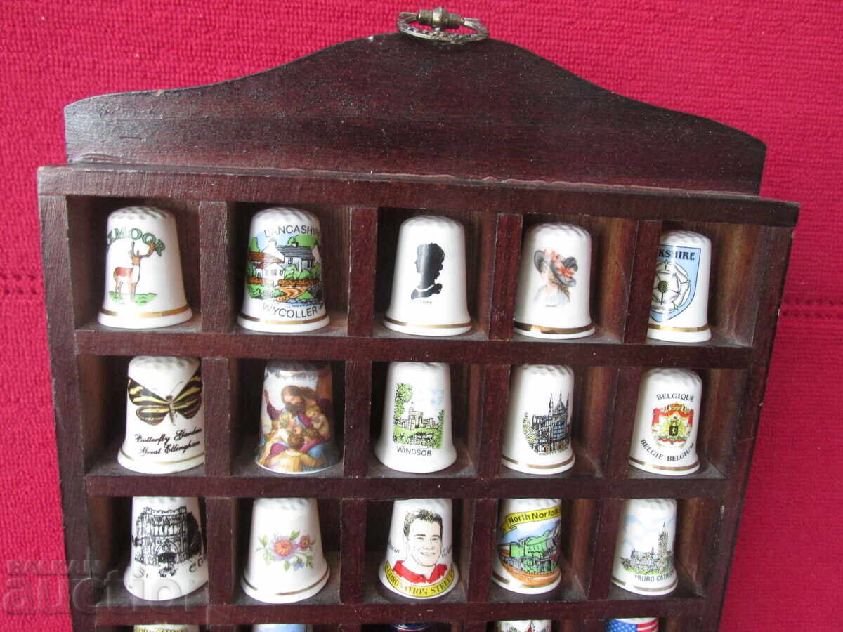 O colecție de degetare cu afișaj cu preț 45.00 BGN | € 23.01 O colecție de degetare cu afișaj cu preț 45.00 BGN | € 23.01