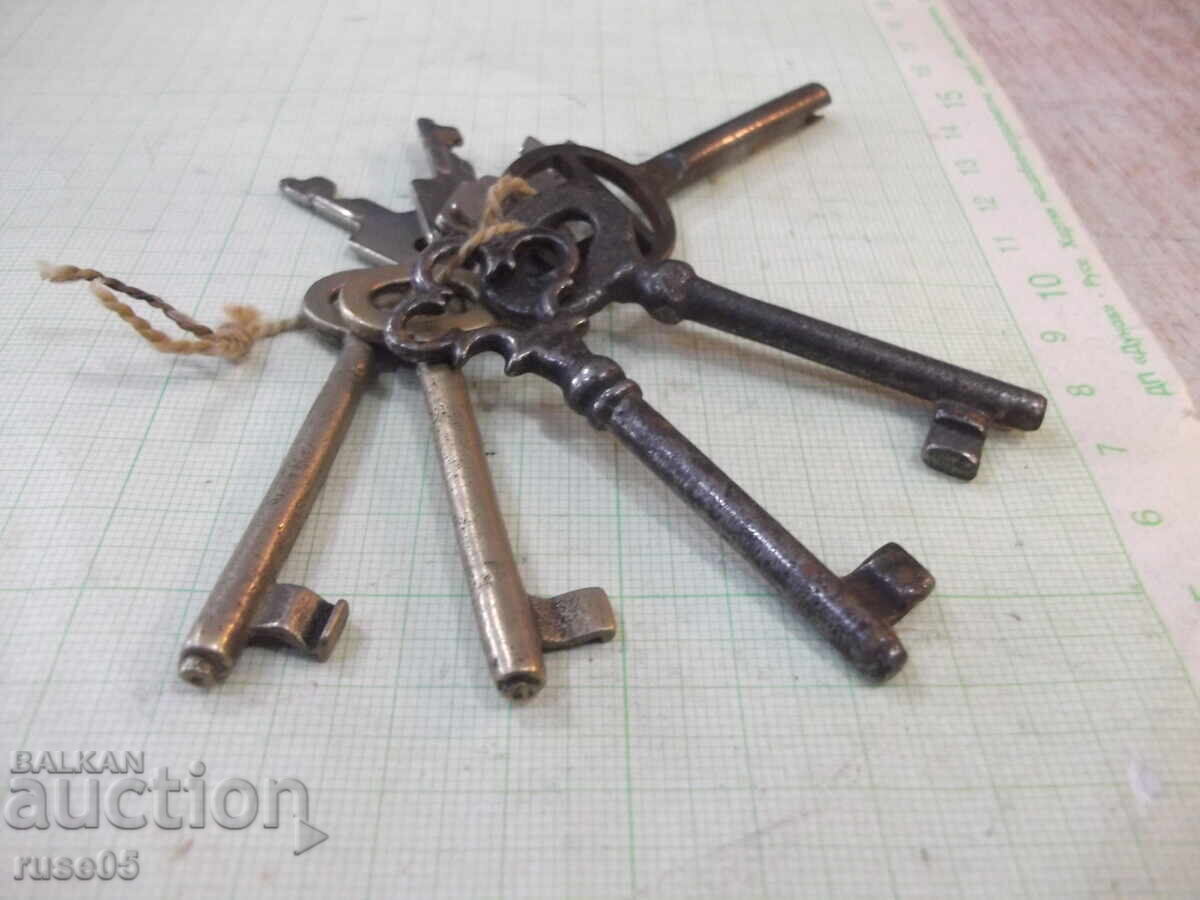 Delivery of Lot of 9 old keys