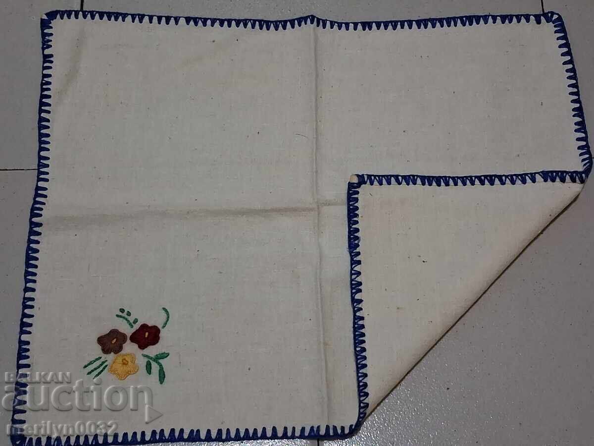 Șervețele vechi brodate pentru masă cu preț 55.00 BGN | € 28.12