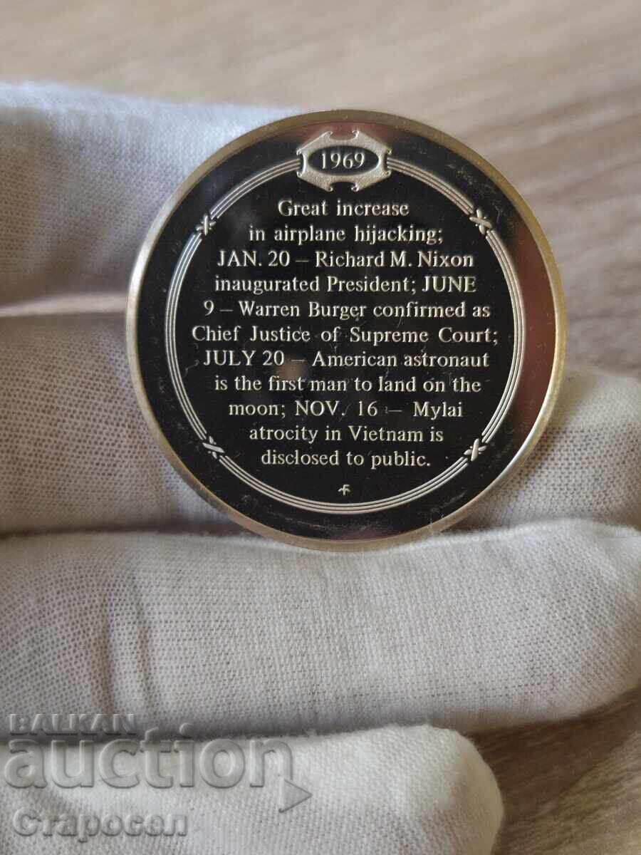 Монета (плакет) "Първото кацане на Луната" с цена 150.00 лв. | € 76.69 Монета (плакет) "Първото кацане на Луната" с цена 150.00 лв. | € 76.69