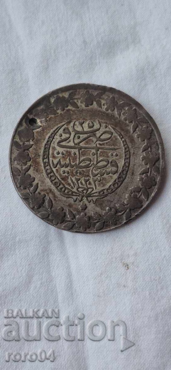 MARE MONEDĂ VECHE OSMANĂ DE ARGINT cu preț 55.99 BGN | € 28.63