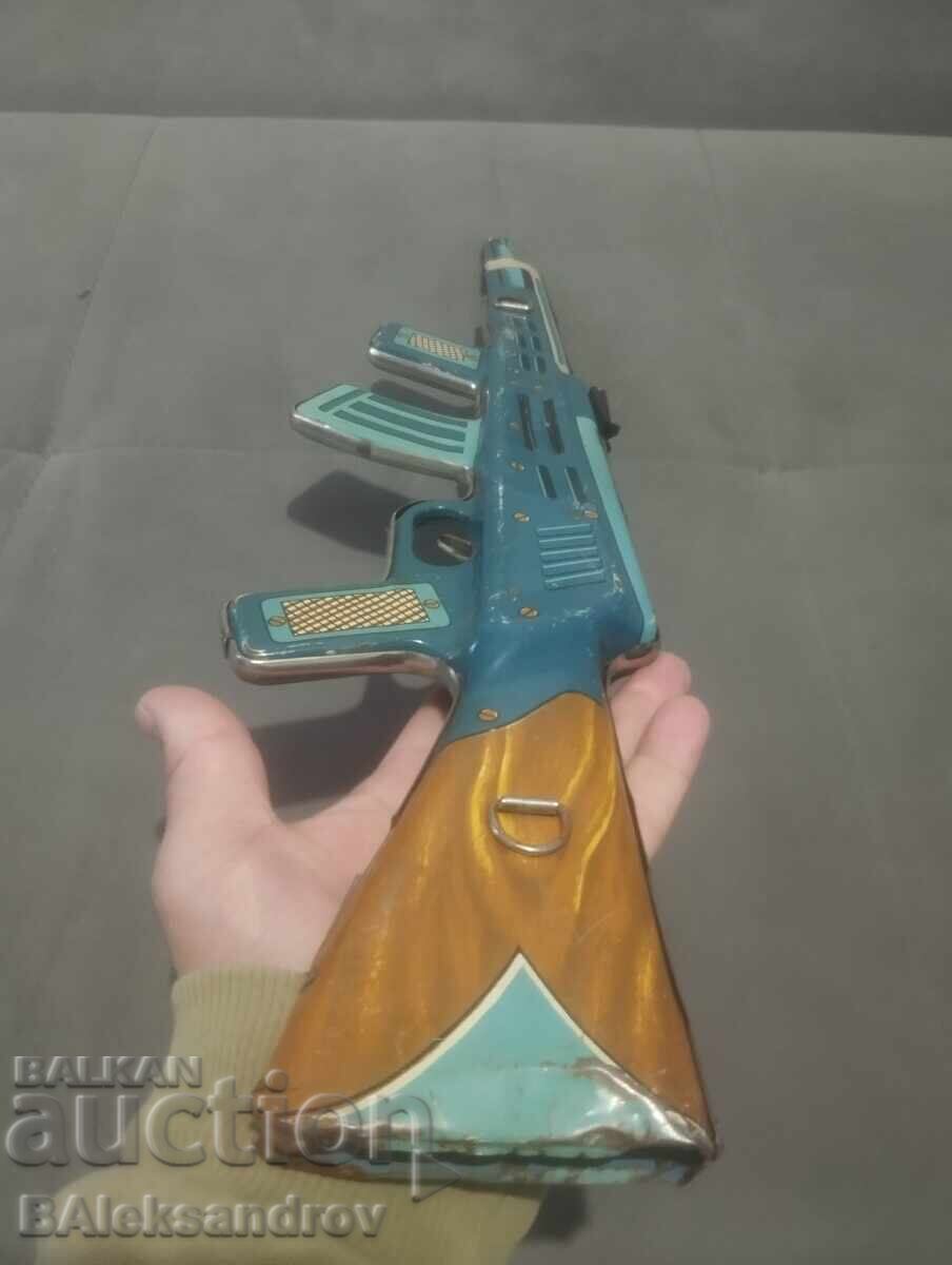 O jucărie veche de tablă cu preț 18.00 BGN | € 9.20 O jucărie veche de tablă cu preț 18.00 BGN | € 9.20