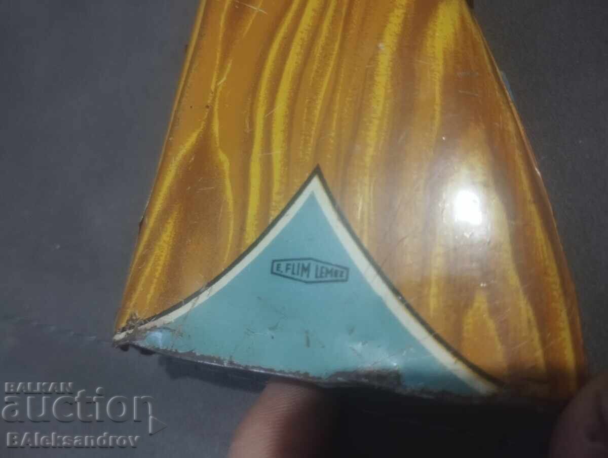 Licitație O jucărie veche de tablă Licitație O jucărie veche de tablă