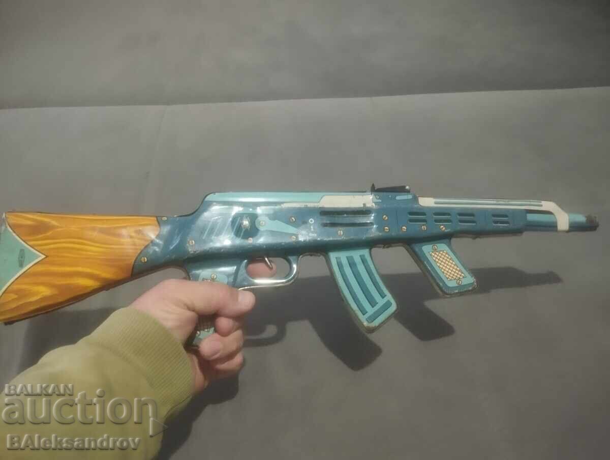 Livrarea O jucărie veche de tablă Livrarea O jucărie veche de tablă