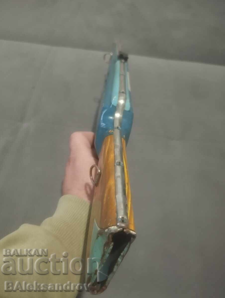 O jucărie veche de tablă - 5 O jucărie veche de tablă - 5