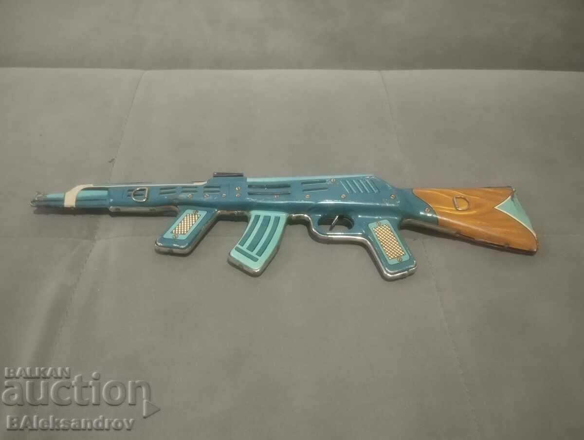 O jucărie veche de tablă O jucărie veche de tablă