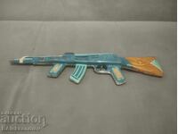 O jucărie veche de tablă