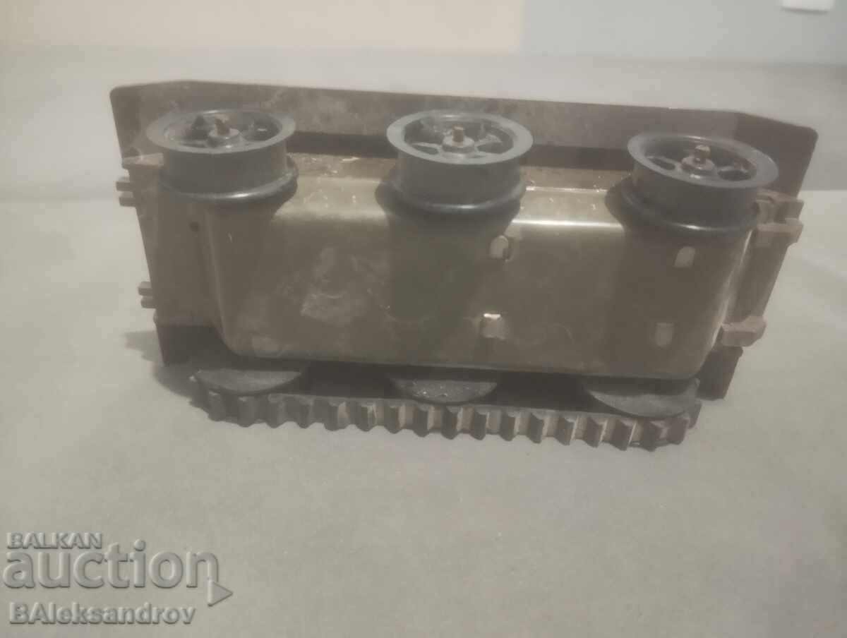 Vechi rezervor mecanic de jucărie - 6 Vechi rezervor mecanic de jucărie - 6