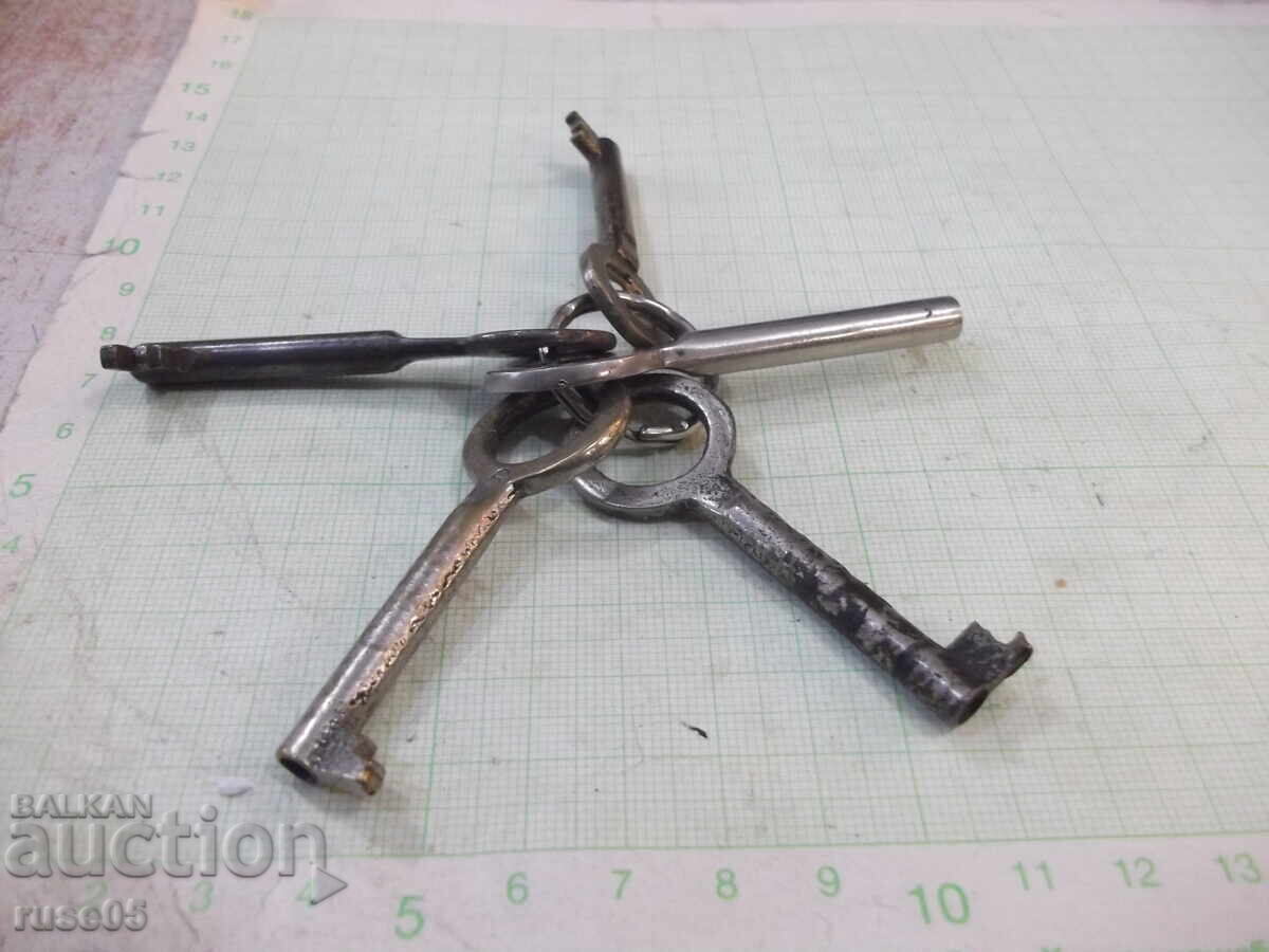 Lot of 5 old keys with hollow bodies with price 15.00 BGN | € 7.67