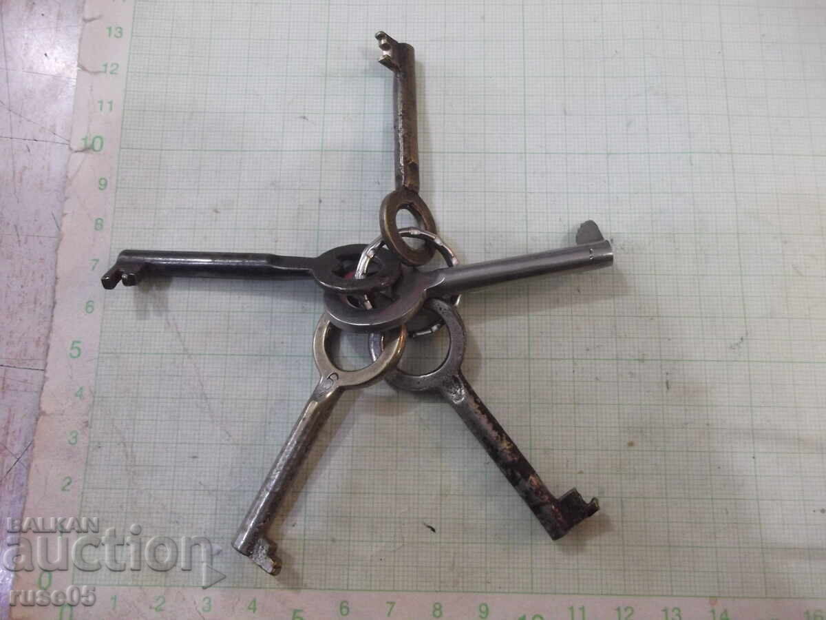 Lot of 5 old keys with hollow bodies
